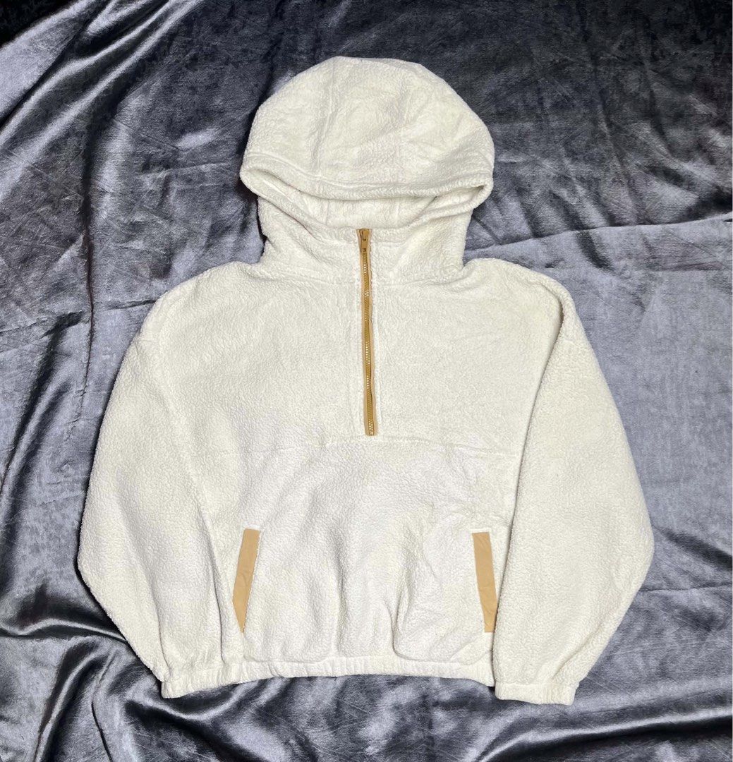 GAP Sheppard White Half Zip Hoodie (Category: Coats, Jackets and Outerwear) located in General Trias. Submitted by kevinthriftshop (Listing ID 1466689836, Image 1). Description: .