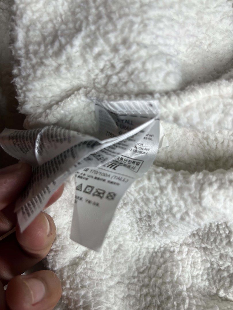 GAP Sheppard White Half Zip Hoodie (Category: Coats, Jackets and Outerwear) located in General Trias. Submitted by kevinthriftshop (Listing ID 1466689836, Image 3). Description: .