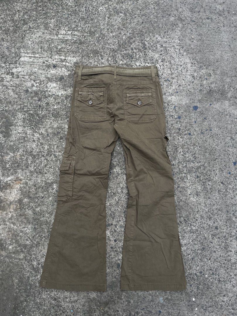 Garage Cargo Multi Pocket Flared (Category: Other Bottoms) located in Cavite. Submitted by kulotjunks (Listing ID 1466647214, Image 2). Description: Garage Cargo Multi Pocket Flared Size: 5 Waist: 30 Length: 39 Thighs: 10 Hem: 11.5 Excellent Condition 🏷️ Price: ₱800.