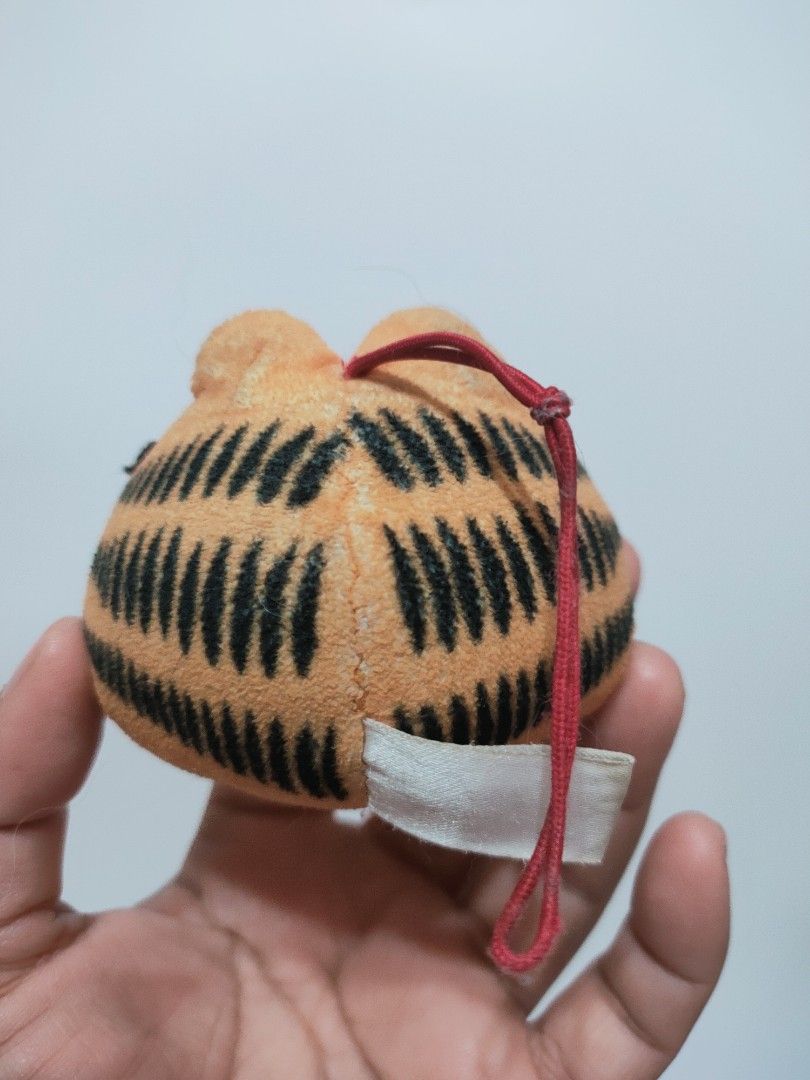 Garfield Head Plush Charm (preloved) (Category: Plushies & Soft Toys) located in Antipolo. Submitted by bhabiegraciefashionlab (Listing ID 1466574789, Image 2). Description: 💜✨Garfield Head Plush Charm (preloved)✨💜 🇯🇵Authentic From Japan 📸Actual Photos posted, what you see is what you'll get 😍Perfect for Garfield fans/collectors or for gifting 🔖preloved but still in good condition, faded lng etiketa nya 💸MOP 👉🏻Gcash /Maribank/GoTyme 🚚M