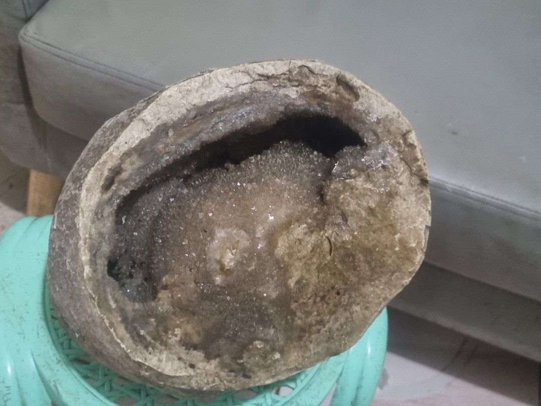 Geode rock with quartz cryltal inside (Category: Vintage Collectibles) located in Silang. Submitted by samflores2k4t7 (Listing ID 1466599219, Image 1). Description: For sale Geode rock with quartz cryltal inside 10 imches diameter 15 kilos.