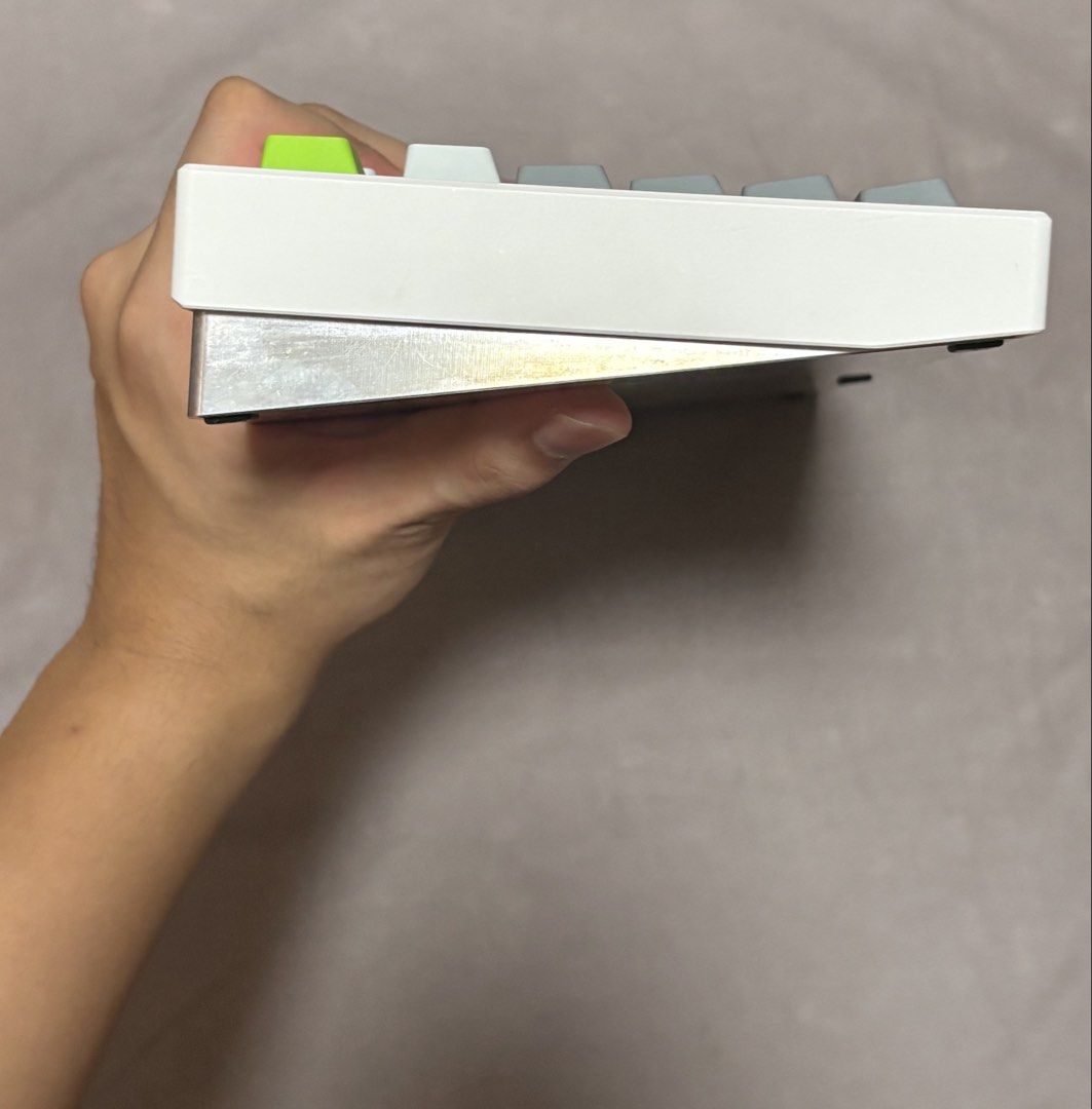 Geonworks F18x og custom keyboard （分類：電腦鍵盤及相關產品）位於 Hong Kong。 由 Skittle123 提交（商品編號 1466679931，圖片 2）。簡介： F18x og in white top raw bottom Broken in mx blacks on Alu Dm for more details 。