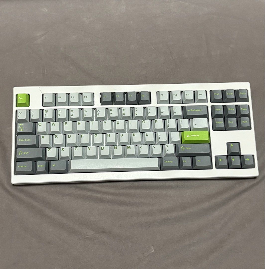 Geonworks F18x og custom keyboard （分類：電腦鍵盤及相關產品）位於 Hong Kong。 由 Skittle123 提交（商品編號 1466679931，圖片 1）。簡介： F18x og in white top raw bottom Broken in mx blacks on Alu Dm for more details 。