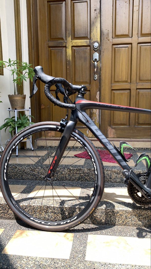 Giant TCR (Category: Bicycles) located in San Luis. Submitted by puppet44 (Listing ID 1466568985, Image 2). Description: Giant TCR Bought from lifecycle Carbon composite frame 105 groupset and pedals Sti and rd r7000 the rest 5800 50-34 11-28 Fulcrum Racing Quattro wheelset Continental 4season thick tyres Fizik arione saddle Supacaz bartape Elite bottlecage PYC oilslick chain w/ missing link No crash history Meycauayan, Bulacan.