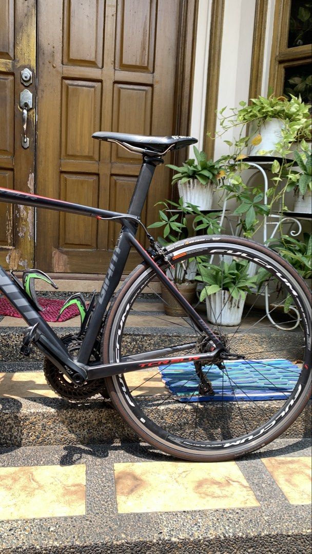Giant TCR (Category: Bicycles) located in San Luis. Submitted by puppet44 (Listing ID 1466568985, Image 1). Description: Giant TCR Bought from lifecycle Carbon composite frame 105 groupset and pedals Sti and rd r7000 the rest 5800 50-34 11-28 Fulcrum Racing Quattro wheelset Continental 4season thick tyres Fizik arione saddle Supacaz bartape Elite bottlecage PYC oilslick chain w/ missing link No crash history Meycauayan, Bulacan.