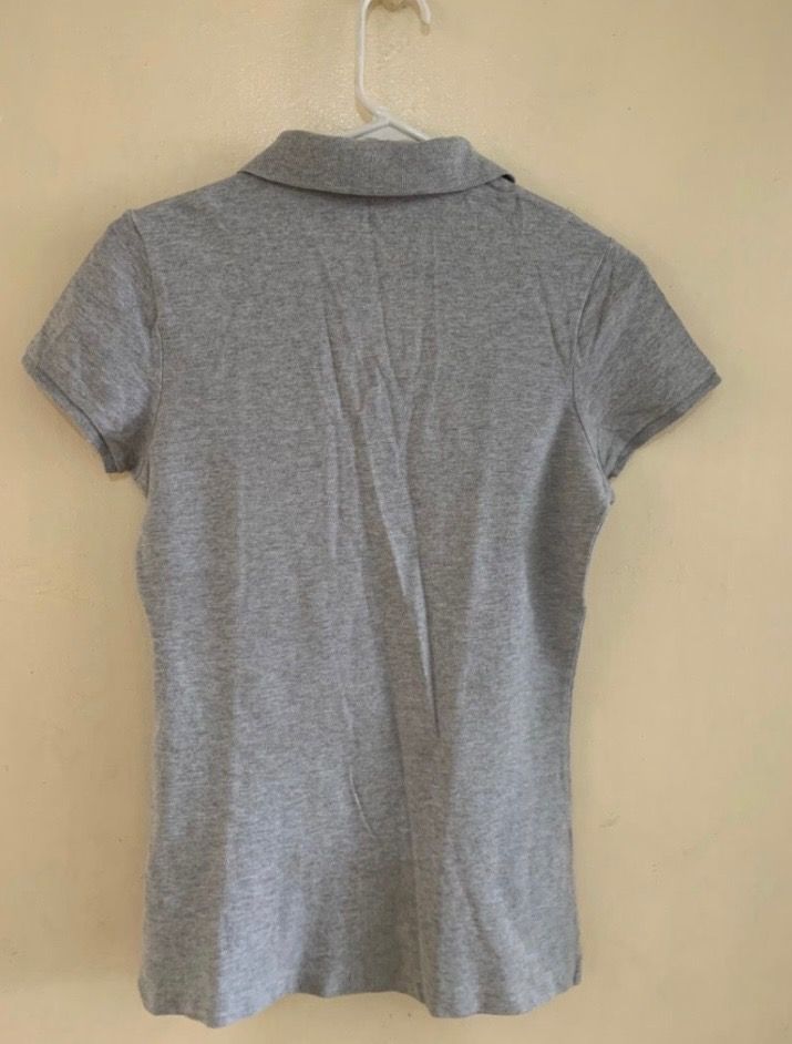 Giordano Poloshirt Womens (Category: Blouses) located in Valenzuela. Submitted by clickandshoppreloved (Listing ID 1466622829, Image 2). Description: Giordano Poloshirt Womens Onhand, Original Large Ontag, (24L x 15.5W) Color : Grey (Excellent Condition, Good As New).