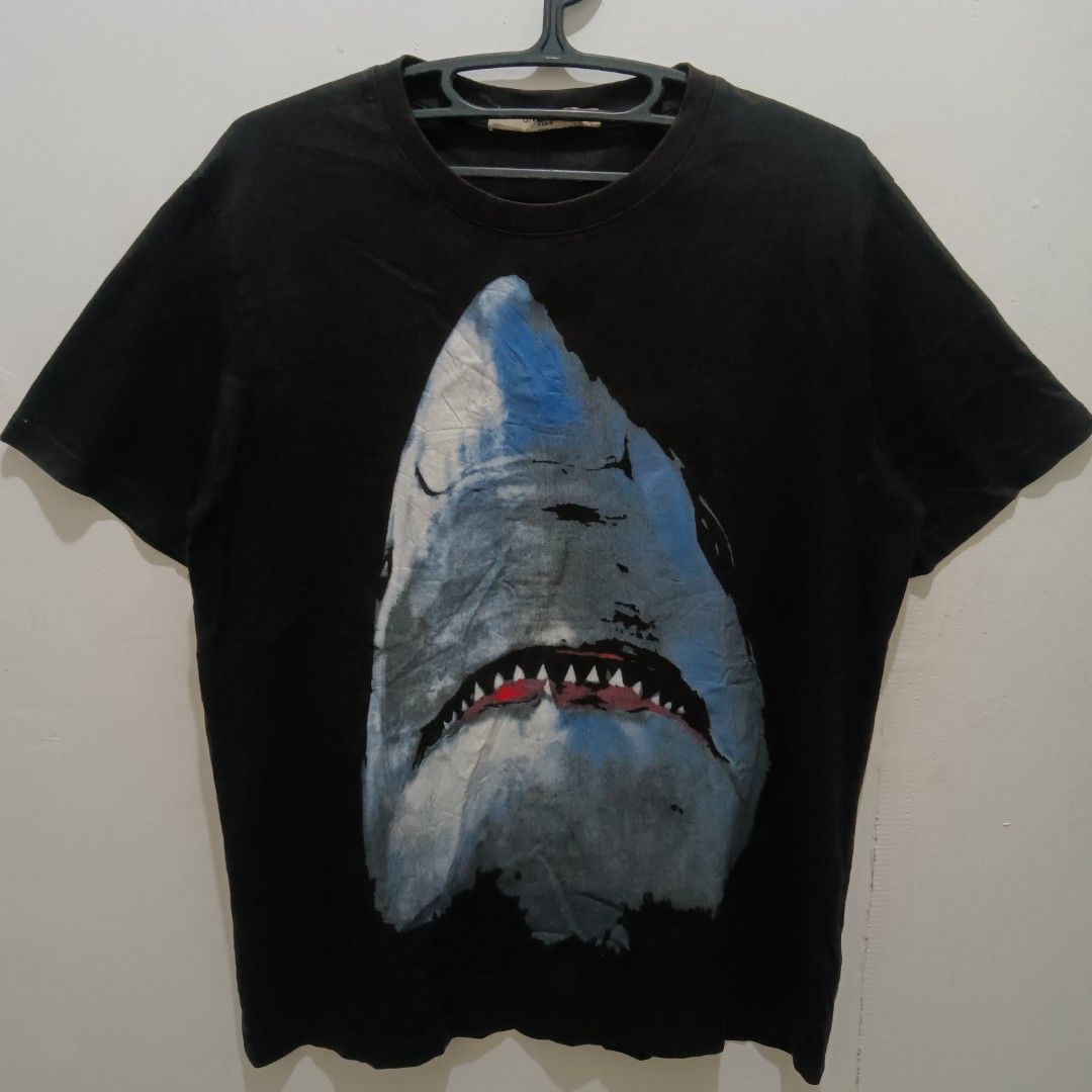 GIVENCHY Shark Graphic Shirt (Category: Shirts) located in Caloocan City. Submitted by jaychingsss (Listing ID 1466633339, Image 1). Description: Givenchy Shark Graphic Shirt - 180 21x27 Color Rate: 9/10 Cut wash tag Minor Issue: Few hairlines sa print NEED WASH.