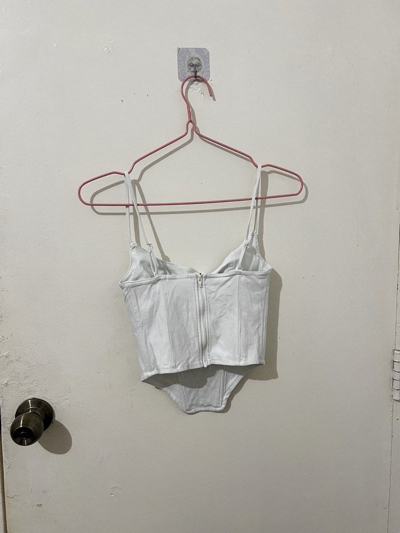 Glassons White Corset Top (Category: Sleeveless) located in Quezon City. Submitted by http.ashi (Listing ID 1466673088, Image 2). Description: - Size XS - Like new condition - With boning.