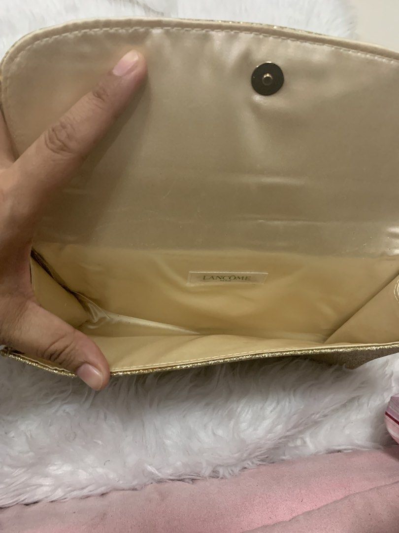 Glittered hand bag (Category: Wallets & Card holders) located in Caloocan City. Submitted by appleblossoms07 (Listing ID 1466574978, Image 3). Description: See issue on pic Apps .