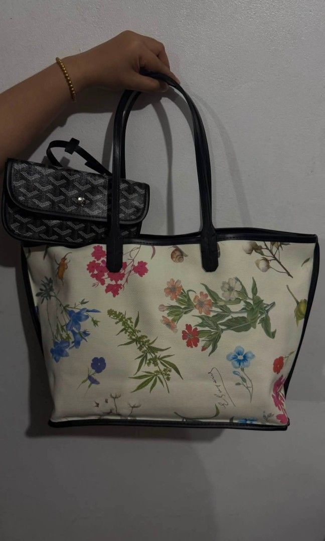 Goyard Medium Tote (Category: Luxury Bags & Wallets) located in Imus. Submitted by zrnsls28 (Listing ID 1466714453, Image 2). Description: Goyard Medium Tote Reversible Coded✅ No issue💯.