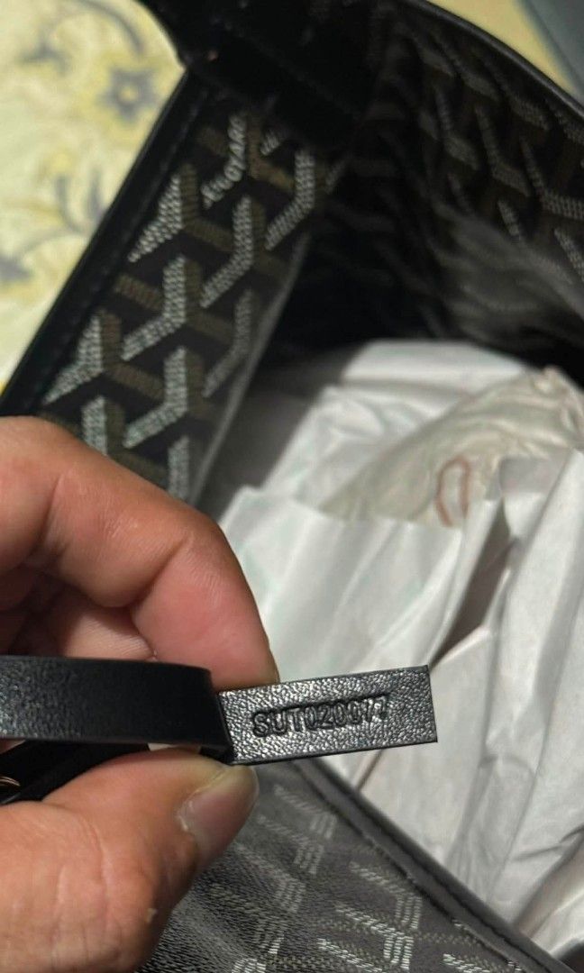 Goyard Medium Tote (Category: Luxury Bags & Wallets) located in Imus. Submitted by zrnsls28 (Listing ID 1466714453, Image 3). Description: Goyard Medium Tote Reversible Coded✅ No issue💯.