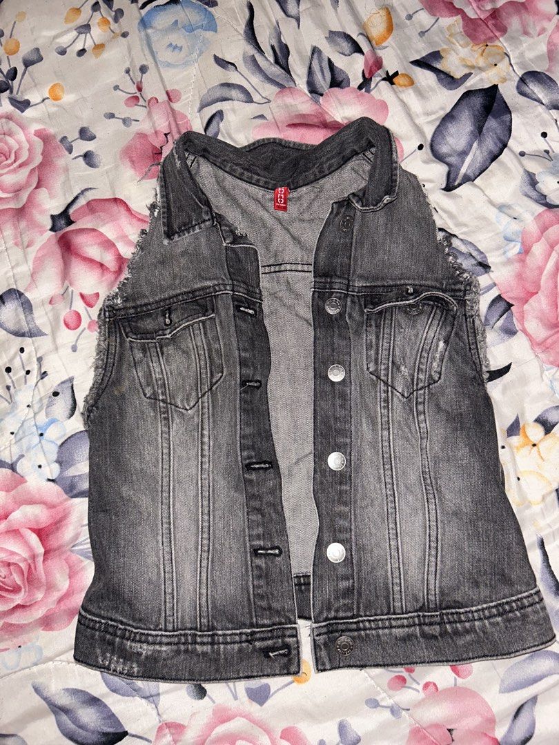 Grey Leather Vest (Category: Coats, Jackets and Outerwear) located in Baliuag. Submitted by homesickal13n (Listing ID 1466647018, Image 1). Description: .