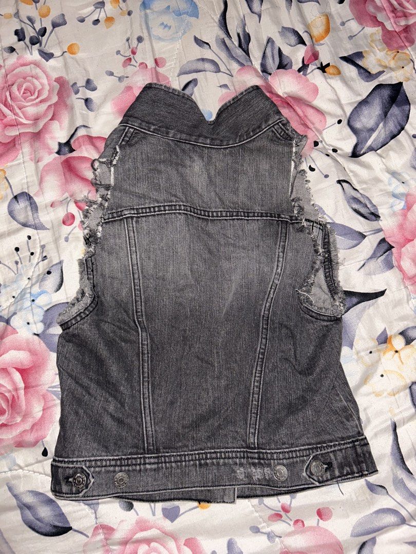 Grey Leather Vest (Category: Coats, Jackets and Outerwear) located in Baliuag. Submitted by homesickal13n (Listing ID 1466647018, Image 2). Description: .