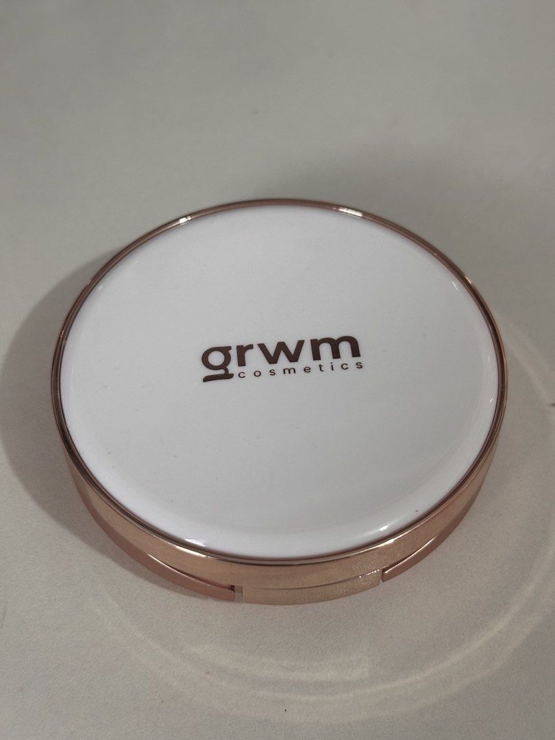 GRWM Cosmetics Pressed Powder Compact Rose Gold (Category: Makeup) located in Manila. Submitted by rhirhi.21 (Listing ID 1466617152, Image 1). Description: - Brand: GRWM Cosmetics - Shade: Linen - Packaging: Sleek white lid with brown branding and rose gold base - Features: Built-in mirror under the lid and embossed logo on powder - Size: Travel-friendly, perfect for your handbag or makeup pouch.
