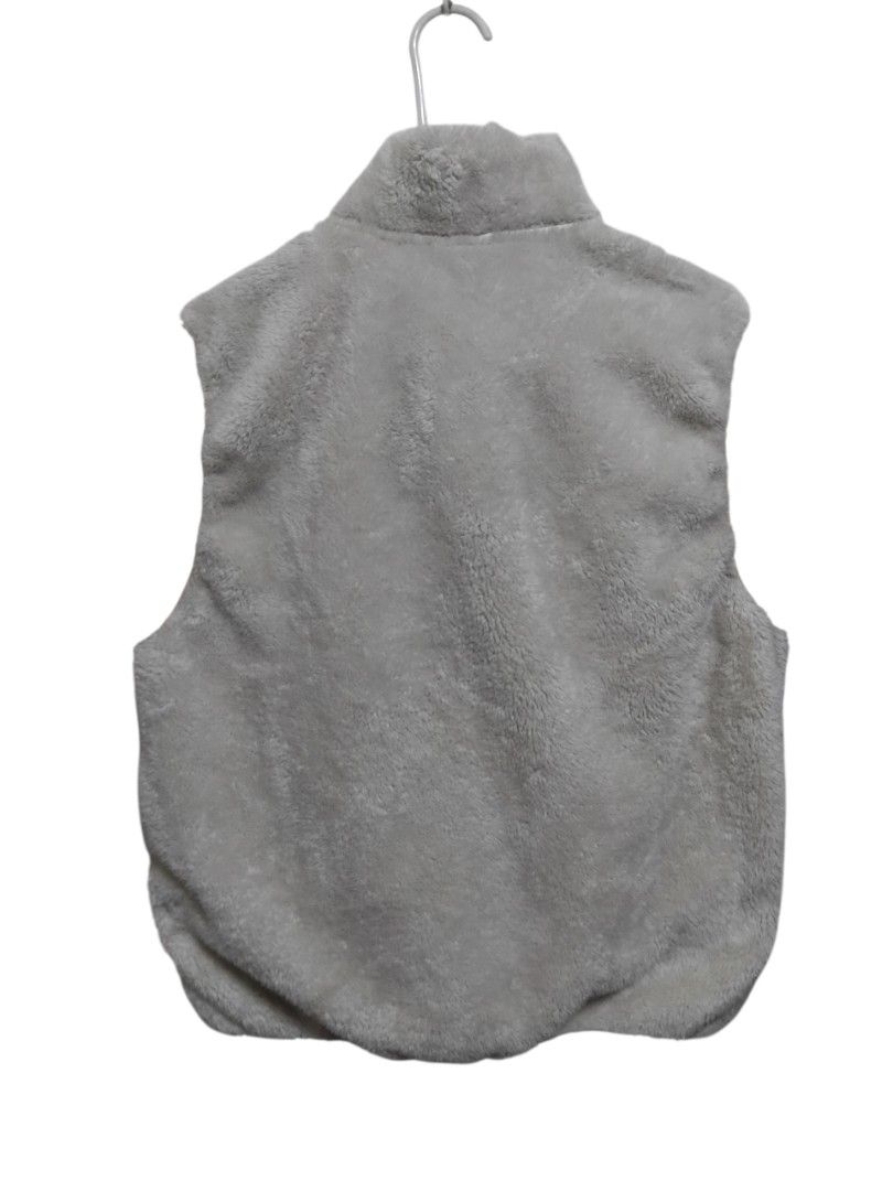 GU Active Boa Fleece Vest (Category: Vests) located in Pasig City. Submitted by hustlexcurate (Listing ID 1466596497, Image 2). Description: GU by UNIQLO Active Boa Fleece Vest Size MEDIUM Dimensions: 23X26.