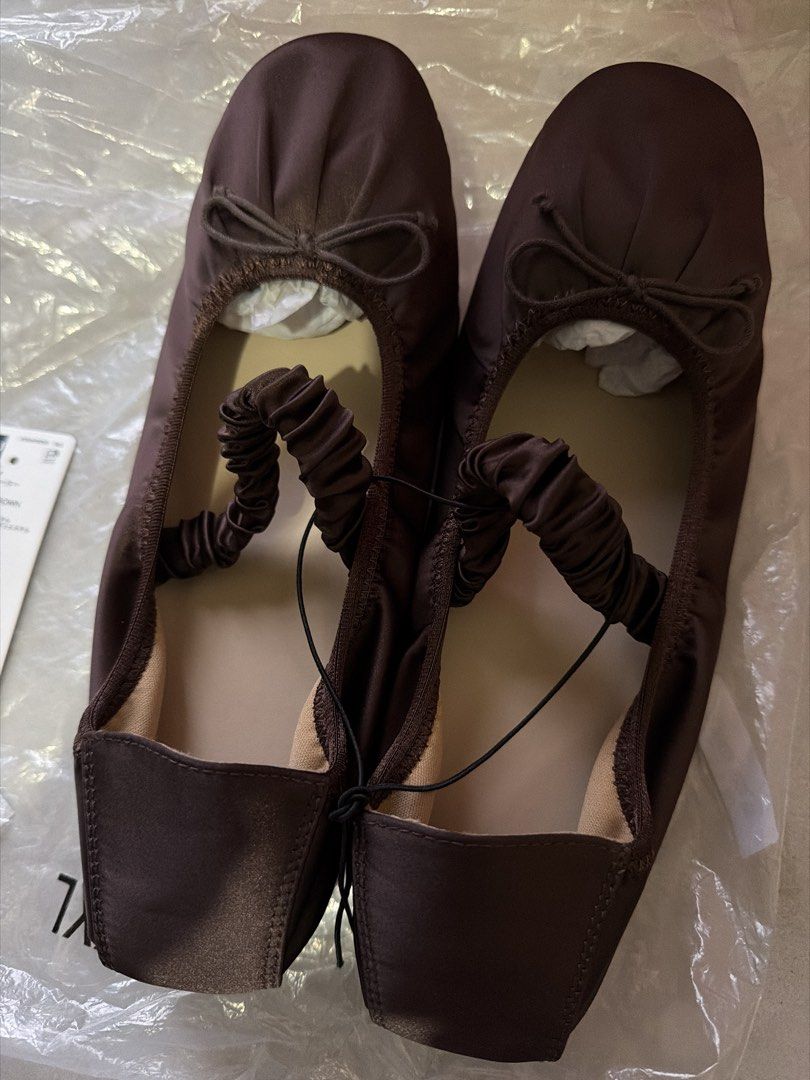 GU Ballet Flats Dark Brown (Category: Flats & Sandals) located in Makati City. Submitted by rafaelle.aa (Listing ID 1466659214, Image 1). Description: Brand New Original GU Japan Ballet Sneakers Size Womens US 8 to 8.5 Dark Brown Bought for 1000 pesos from pasabuy pero mas bet ko yung ballet sneakers. 880 Pesos na lang! Negotiable ✨ .
