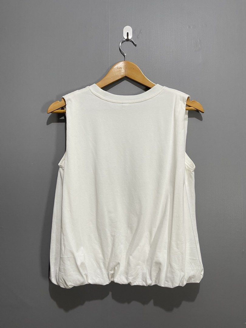 GU by Uniqlo Bubble Hem Pullover (Sleeveless) +E (Category: Sleeveless) located in Davao. Submitted by yannrussel00 (Listing ID 1466628289, Image 2). Description: Size Large on tag Dimes W22 x L21 Condition 10/10 Like new No issue REMINDER‼️ Items will be marked SOLD once sold. I will no longer reply to messages asking if the item is available. .