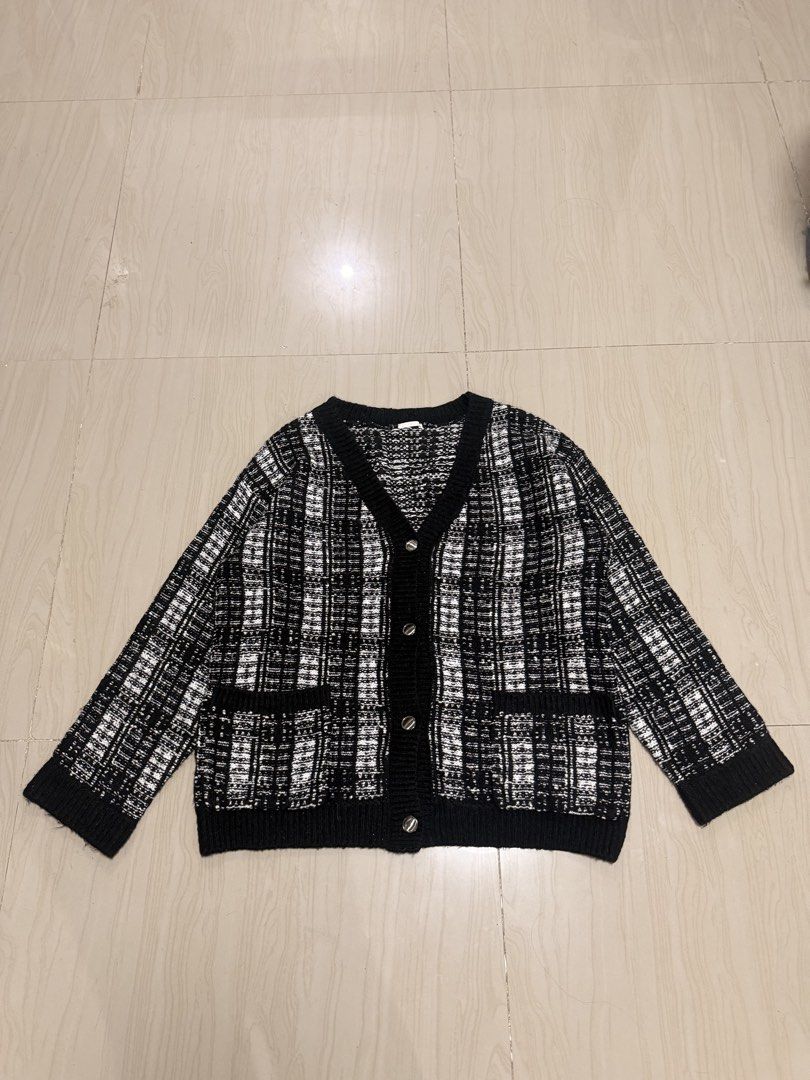 GU Check Oversized Cardigan Black White (Category: Coats, Jackets and Outerwear) located in Binan City. Submitted by gentle_ezachan (Listing ID 1466710334, Image 1). Description: GU by UNIQLO Oversize Cardigan for SALE‼️ - 450 pesos only - size XL on tag - Excellent Condition - J&T Delivery, weekend ship. Comment mine or DM✉️.