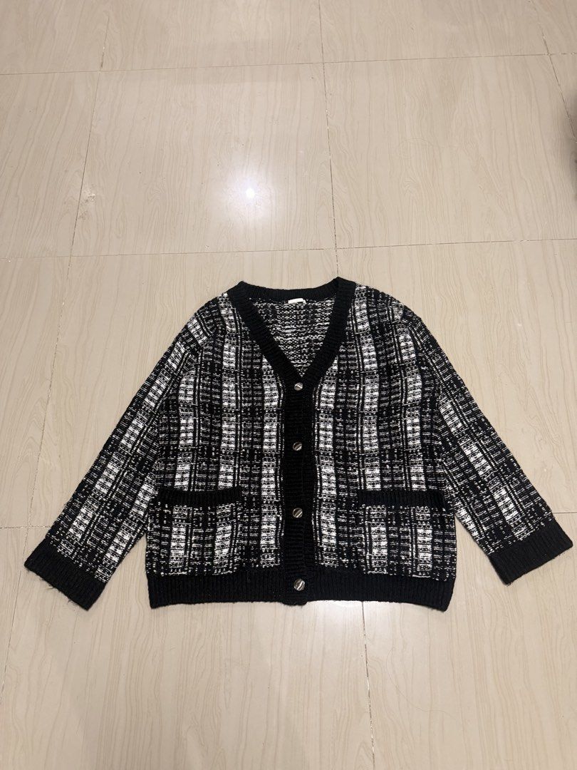 GU Check Oversized Cardigan Black White (Category: Coats, Jackets and Outerwear) located in Binan City. Submitted by gentle_ezachan (Listing ID 1466710334, Image 3). Description: GU by UNIQLO Oversize Cardigan for SALE‼️ - 450 pesos only - size XL on tag - Excellent Condition - J&T Delivery, weekend ship. Comment mine or DM✉️.