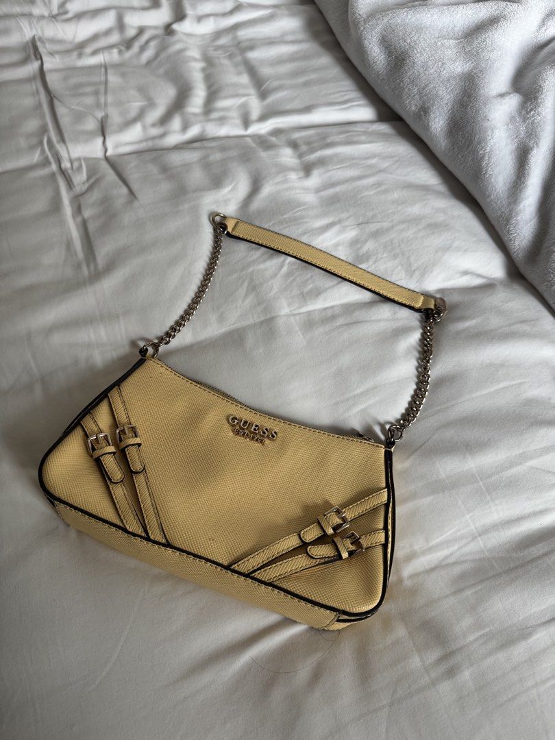 Guess bag (Category: Shoulder Bags) located in Manila. Submitted by emilyclothes.usa (Listing ID 1466591856, Image 1). Description: .