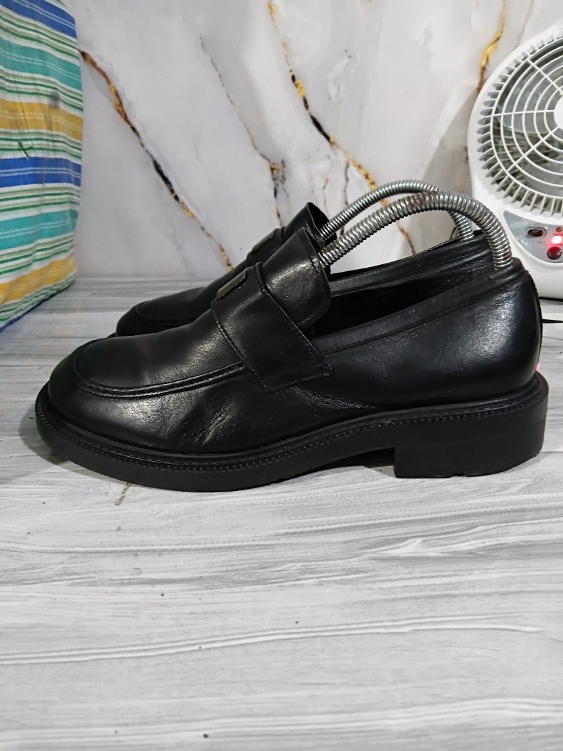 GUESS BLACK SHOES SIZE 7.5 MEN (Category: Dress Shoes) located in General Mariano Alvarez. Submitted by adonid (Listing ID 1466570918, Image 2). Description: GUESS BLACK SHOES SIZE 7.5 MEN SIGN OF USAGE LOC. GMA CAVITE PHP 800.