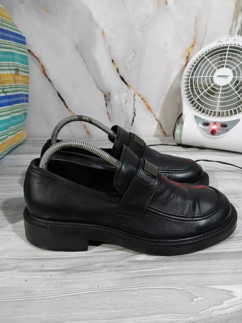 GUESS BLACK SHOES SIZE 7.5 MEN (Category: Dress Shoes) located in General Mariano Alvarez. Submitted by adonid (Listing ID 1466570918, Image 1). Description: GUESS BLACK SHOES SIZE 7.5 MEN SIGN OF USAGE LOC. GMA CAVITE PHP 800.