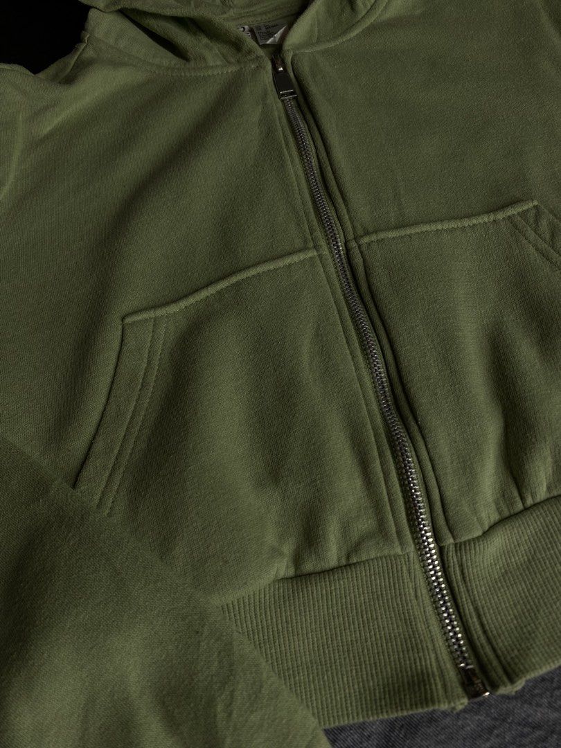 H & M Crop top Hoodie (Category: Coats, Jackets and Outerwear) located in General Trias. Submitted by kevinthriftshop (Listing ID 1466685208, Image 3). Description: .