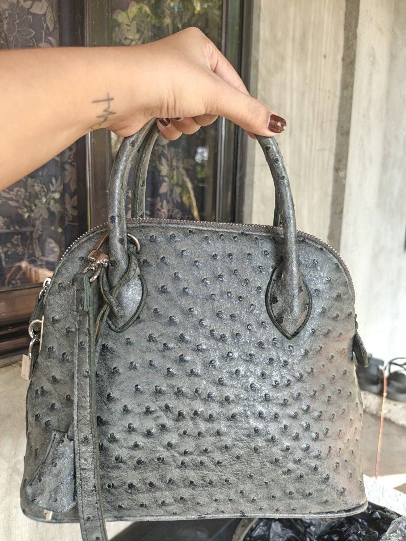 Hand/sling bag (Category: Cross-body Bags) located in Quezon, Isabela. Submitted by ukay-ukaybylyn (Listing ID 1466575515, Image 2). Description: super ganda😍 medium size kasya folded payong ang cute may padlock sya😂.