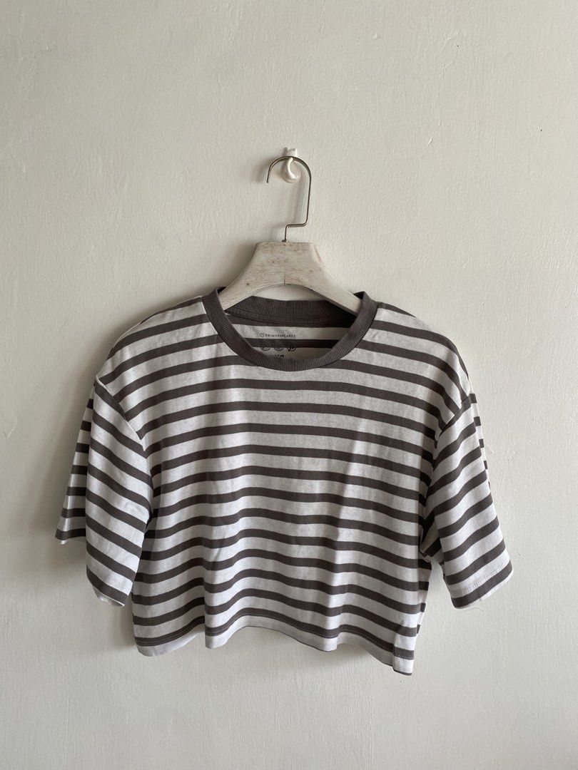 Hanging Crop top (Category: Shirts) located in Ilagan. Submitted by dontmakemebooyou (Listing ID 1466718191, Image 1). Description: Best fit medium size.