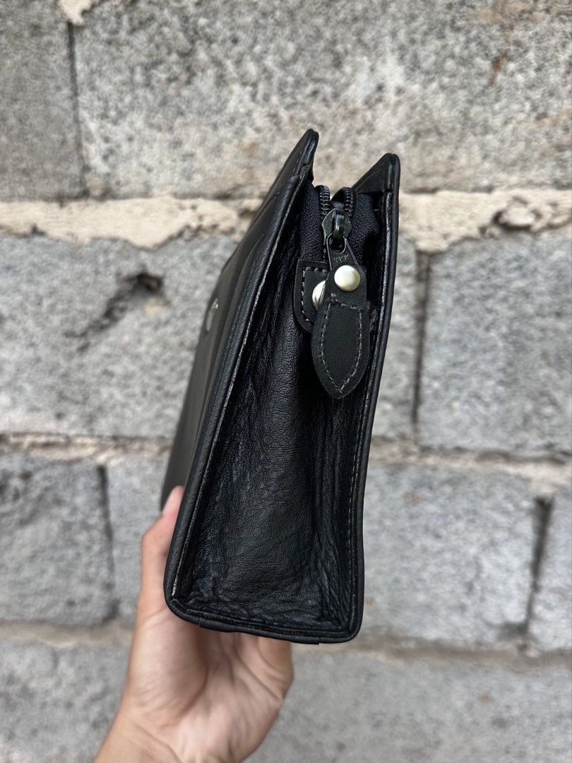 Hardy Amies Cowhide Leather Clutch. (Category: Belt bags, Clutches and Pouches) located in Cagayan de Oro. Submitted by kjcartier26 (Listing ID 1466630072, Image 3). Description: Authentic Hardy Amies Clutch Bag. 🇯🇵✨ - Made of Genuine premium Cowhide leather. .