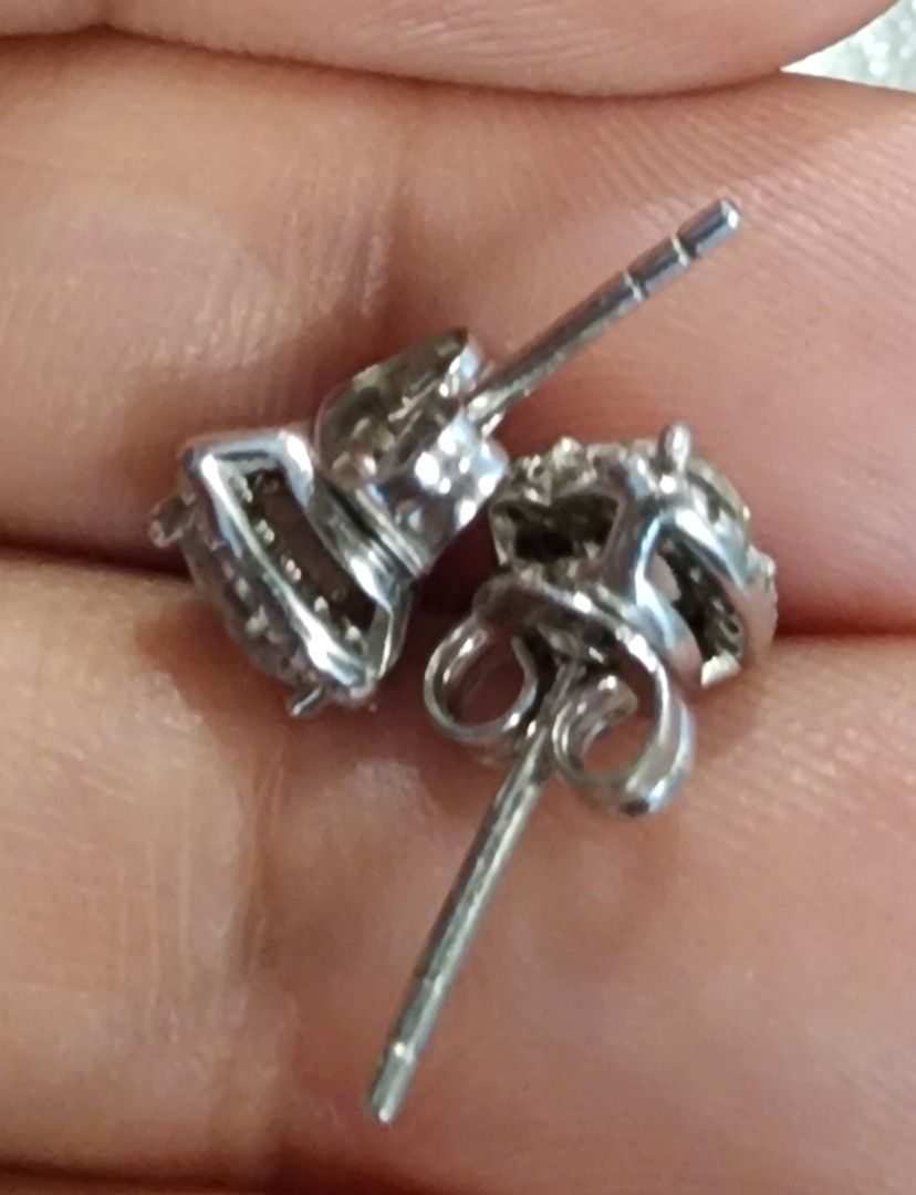 heart stud moissanite earrings (Category: Earrings) located in Manila. Submitted by chrinathalie (Listing ID 1466617397, Image 3). Description: silver coated with platinum not pawnable genuine moissanite stone.