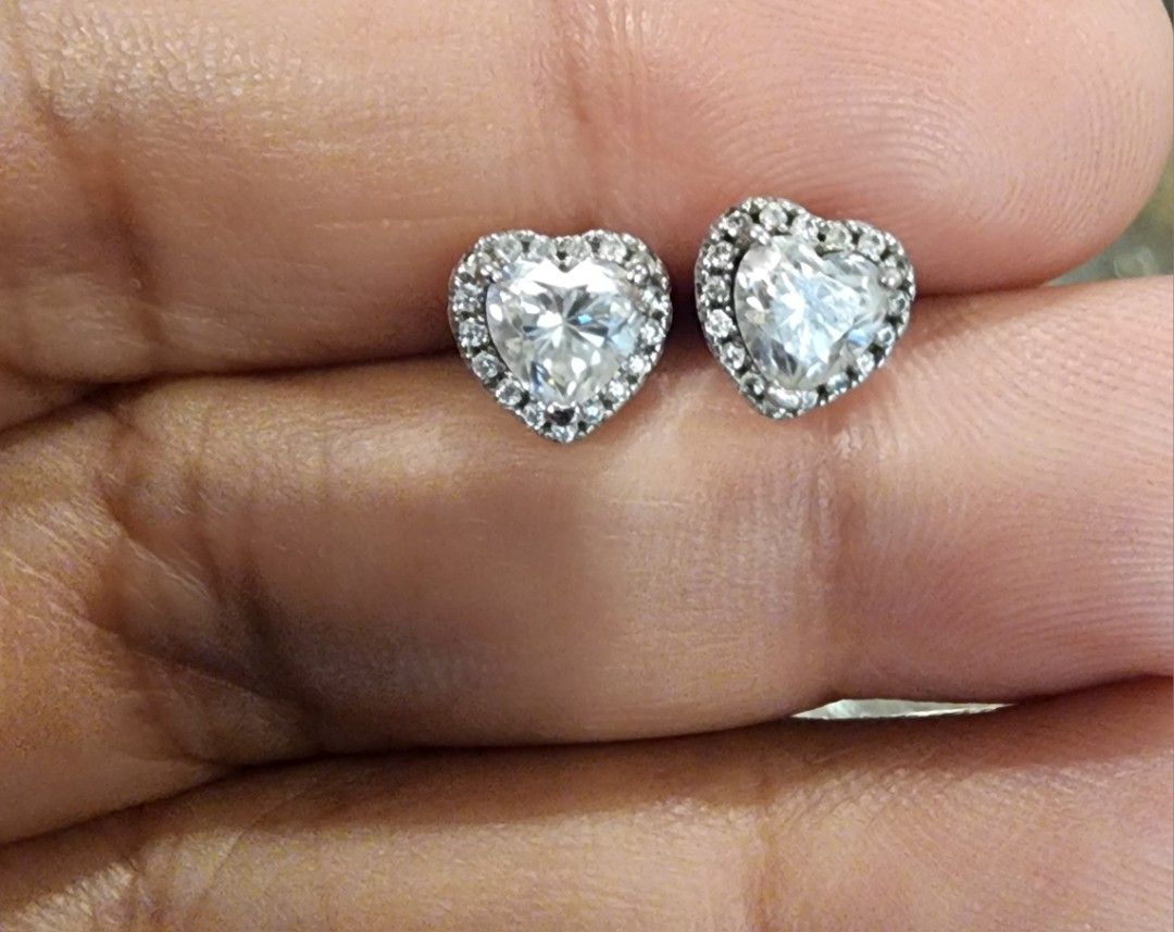 heart stud moissanite earrings (Category: Earrings) located in Manila. Submitted by chrinathalie (Listing ID 1466617397, Image 1). Description: silver coated with platinum not pawnable genuine moissanite stone.