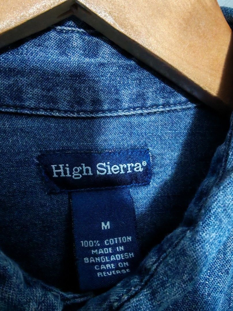 High Sierra (Category: Coats, Jackets and Outerwear) located in Quezon City. Submitted by philjamesd0323 (Listing ID 1466576237, Image 3). Description: loc batasan qc.