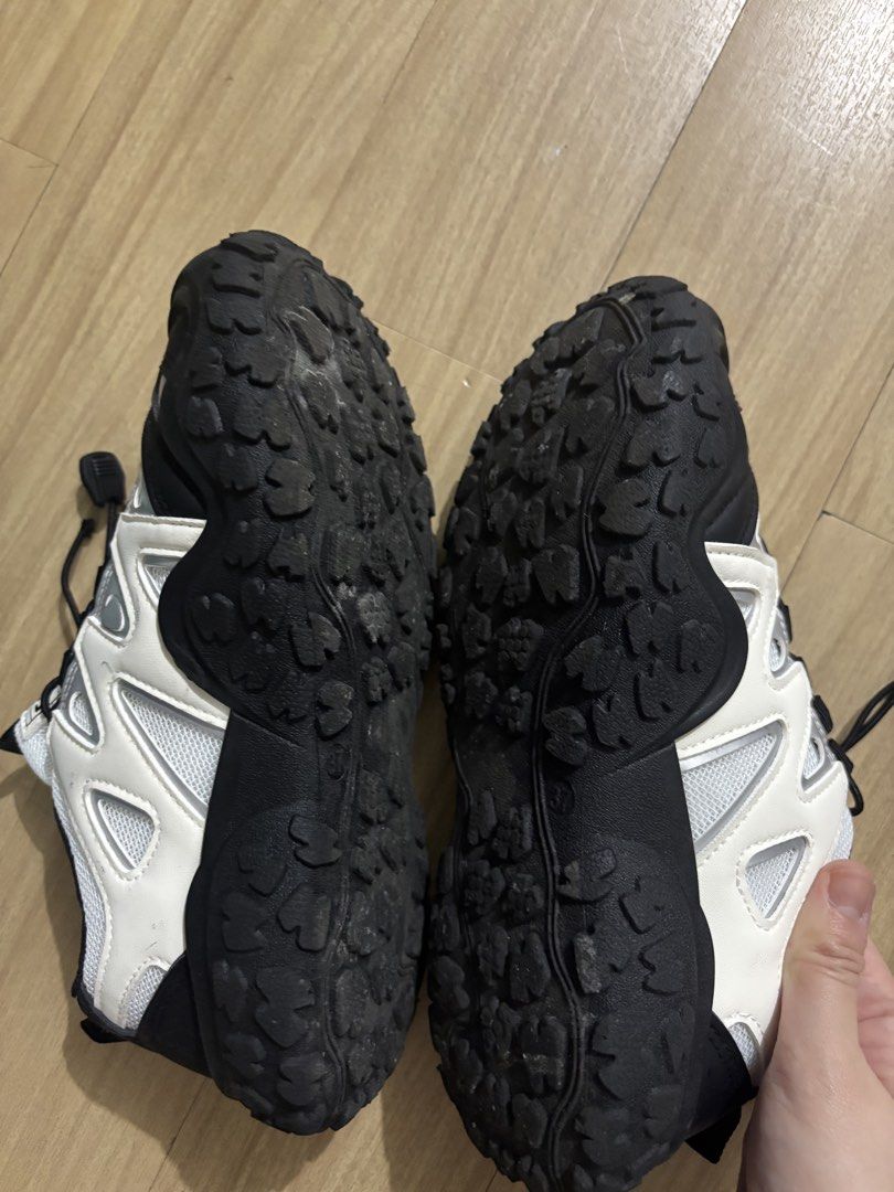 Hiking Shoes (Category: Sneakers) located in Manila. Submitted by araezza22 (Listing ID 1466684292, Image 3). Description: - Hiking shoes bought from clock app - Very good as new, only used once during a coastal cleanup at MOA - can do meet up at SM megamall/ ortigas.