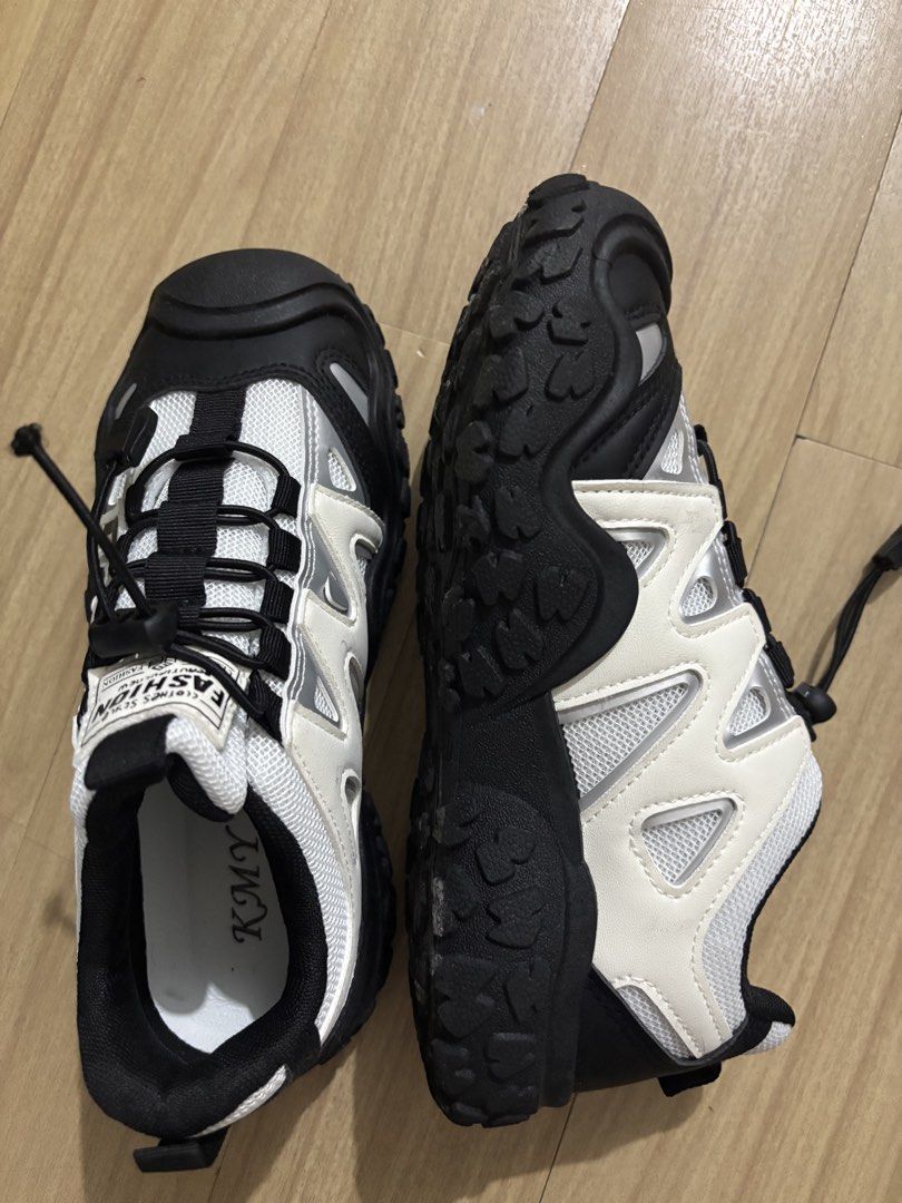 Hiking Shoes (Category: Sneakers) located in Manila. Submitted by araezza22 (Listing ID 1466684292, Image 2). Description: - Hiking shoes bought from clock app - Very good as new, only used once during a coastal cleanup at MOA - can do meet up at SM megamall/ ortigas.