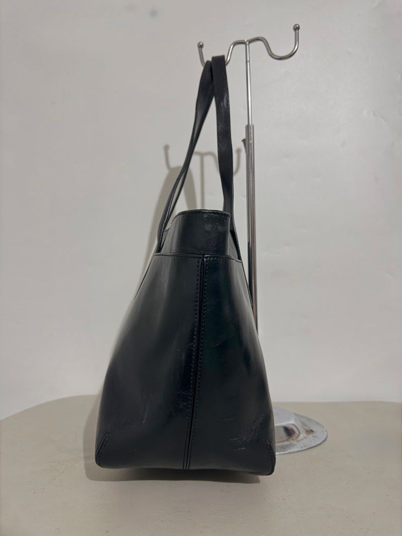 Hirofu Italy (Category: Shoulder Bags) located in Caloocan City. Submitted by coachiqueclosetbysuei_2ndacct (Listing ID 1466632695, Image 3). Description: 💫 Hirofu Italy 💫 𝐒𝐨𝐮𝐫𝐜𝐞: Japan🇯🇵 💫 𝐈𝐬𝐬𝐮𝐞: None 💫 𝐂𝐨𝐧𝐝𝐢𝐭𝐢𝐨𝐧: 9/10 Excellent Condition 💫 𝐎𝐭𝐡𝐞𝐫𝐬: Structured Bag, Hard Leather, Retail Price: ¥50k to ¥90k, Need Leather SPA 💫 The color may vary due to lighting 💫 What you see is what you get ——————𝓜𝓾𝓼𝓽 𝓡𝓮𝓪�