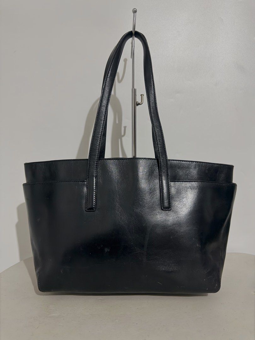 Hirofu Italy (Category: Shoulder Bags) located in Caloocan City. Submitted by coachiqueclosetbysuei_2ndacct (Listing ID 1466632695, Image 2). Description: 💫 Hirofu Italy 💫 𝐒𝐨𝐮𝐫𝐜𝐞: Japan🇯🇵 💫 𝐈𝐬𝐬𝐮𝐞: None 💫 𝐂𝐨𝐧𝐝𝐢𝐭𝐢𝐨𝐧: 9/10 Excellent Condition 💫 𝐎𝐭𝐡𝐞𝐫𝐬: Structured Bag, Hard Leather, Retail Price: ¥50k to ¥90k, Need Leather SPA 💫 The color may vary due to lighting 💫 What you see is what you get ——————𝓜𝓾𝓼𝓽 𝓡𝓮𝓪�