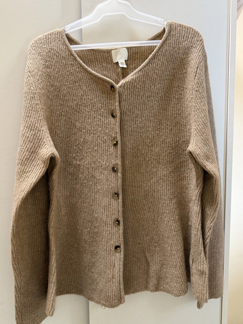 H&M (Category: Coats, Jackets and Outerwear) located in Makati City. Submitted by swiftrabbit.c64f48 (Listing ID 1466609114, Image 3). Description: Knit Cardigan 🤎 ✨ Neutral taupe/brown shade ✨ Soft and comfy knit ✨ Button-down style with pockets ✨ Easy to pair with jeans, trousers, or skirts ✨ Good condition — pre-loved ✨ Fits L to 2XL depending on desired fit Perfect for autumn/cold weather outfits 🍂🤎 Plus-size girlies, this one’s for you! �