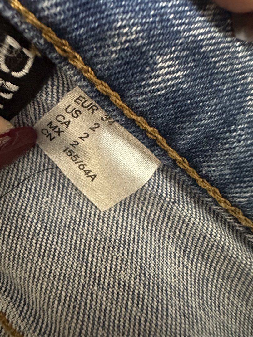 H&M Acid Washed Jeans (Category: Jeans) located in Hermosa. Submitted by alxgtz (Listing ID 1466714776, Image 3). Description: Good quality denim.