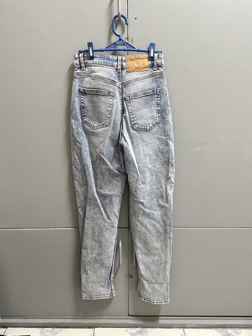 H&M Acid Washed Jeans (Category: Jeans) located in Hermosa. Submitted by alxgtz (Listing ID 1466714776, Image 2). Description: Good quality denim.