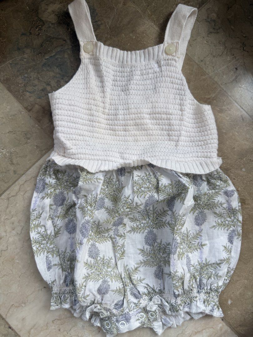 H&M Baby Rompers Bundle Size 4-6M and 6-9M (Category: Babies & Kids Fashion) located in Malasiqui. Submitted by happymomma26 (Listing ID 1466567705, Image 1). Description: H&M Rompers - Brown and Printed Floral Gingersnaps - Knitted White + Green ₱400 each Get all for 1k.