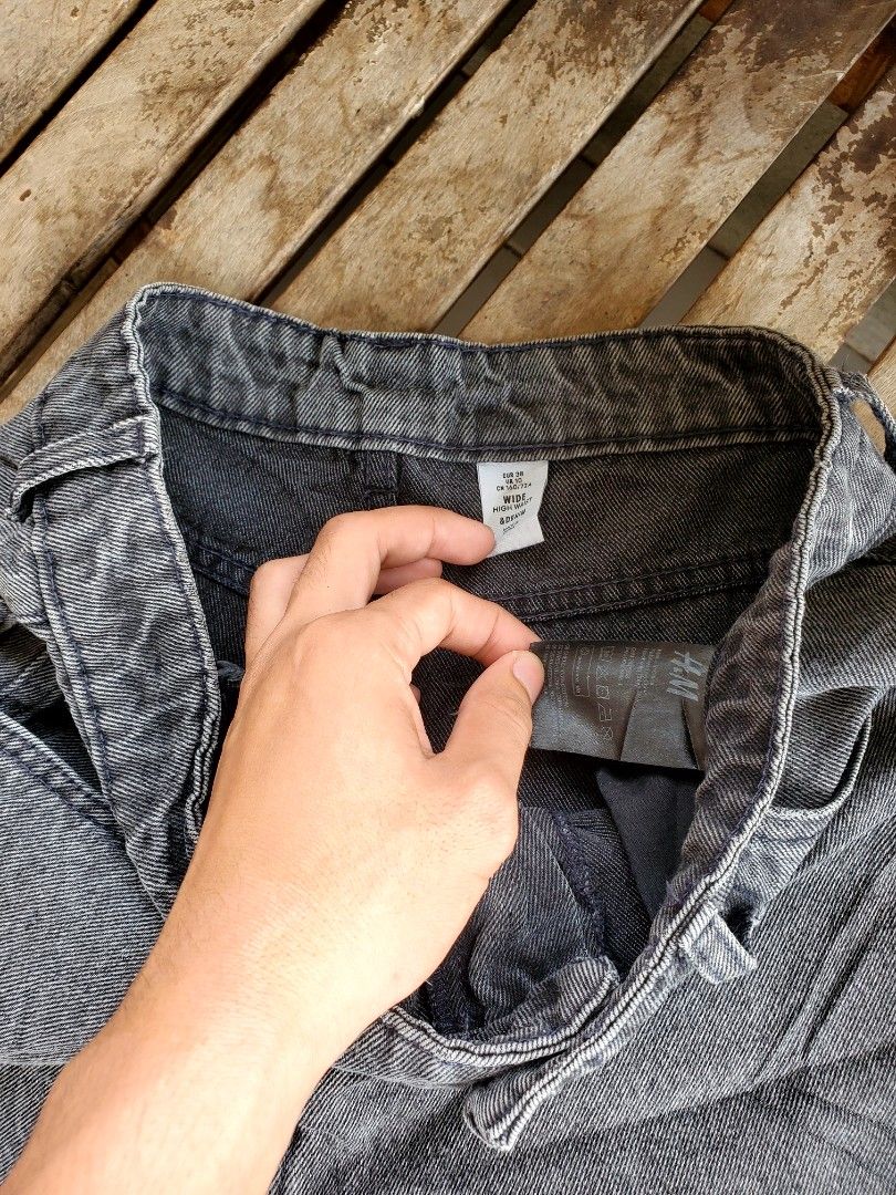 H&M BAGGY PANTS (Category: Jeans) located in Digos. Submitted by makiboi2006 (Listing ID 1466662830, Image 2). Description: 28-29 WAIST 39 LENGTH 12 THIGH 10 HEM MINE: 500.
