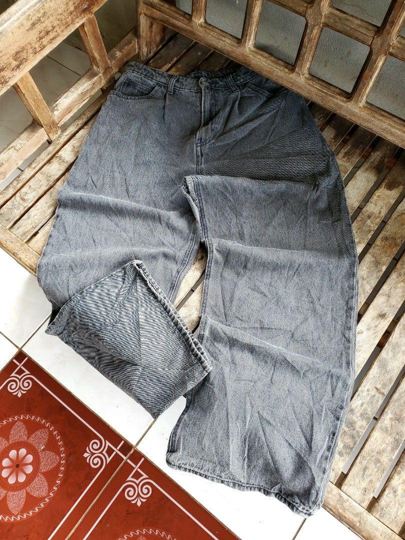 H&M BAGGY PANTS (Category: Jeans) located in Digos. Submitted by makiboi2006 (Listing ID 1466662830, Image 1). Description: 28-29 WAIST 39 LENGTH 12 THIGH 10 HEM MINE: 500.