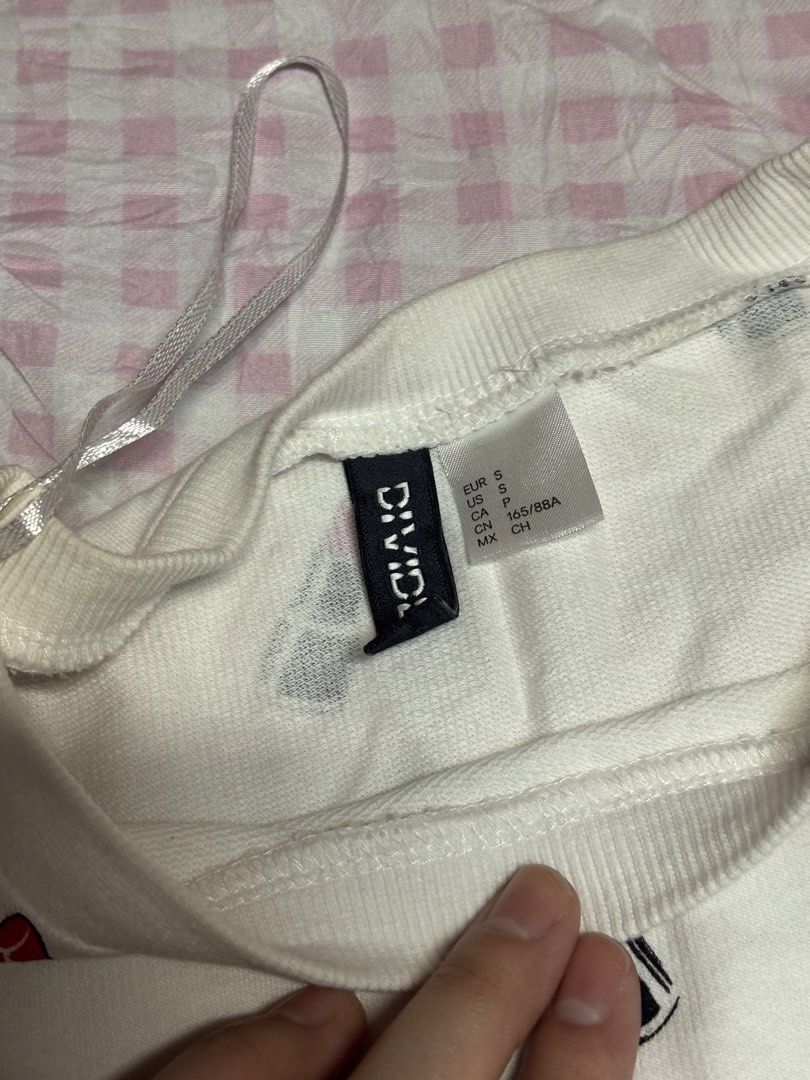 H&M Cool Crew Sweater (Category: Longsleeves) located in San Juan City. Submitted by angel_aura_archive (Listing ID 1466646209, Image 3). Description: - Worn twice - All of the details are here n po so pls matuto po magbasa and no to low bailers!! I can give discount if marami po kukunin. They are not from ukay and they are from my personal collection from my closet (purpose is to declutter)..