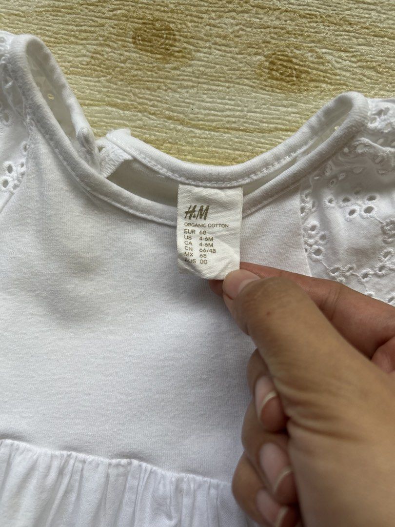 H&M eyelet dress 4-6m (Category: Babies & Kids Fashion) located in Cebu City. Submitted by yjainani (Listing ID 1466578307, Image 3). Description: .