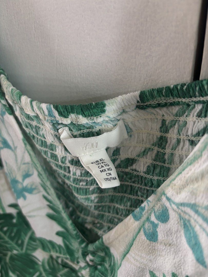 H&M GATHERED TOP (Category: Blouses) located in Quezon City. Submitted by soldbypam (Listing ID 1466605960, Image 3). Description: Washed but never worn Bought for ₱990 Photos in all angles already posted to avoid asking for more “actual pics” No when worn I do not respond to low ballers.