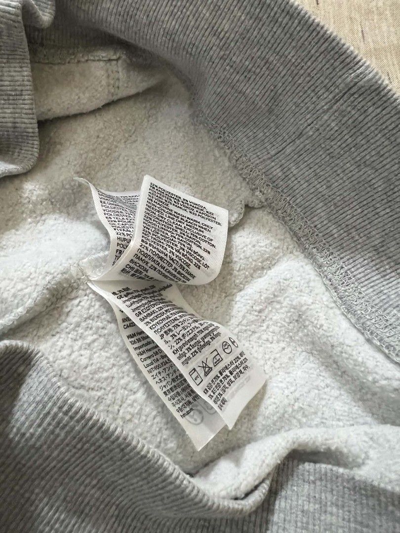 H&M Grey Pullover Hoodie (Category: Hoodies) located in Quezon City. Submitted by jutang21 (Listing ID 1466706357, Image 2). Description: - Brand: H&M - Size Med 22W 27L - Color: Light Grey - Style: Classic pullover hoodie with adjustable drawstring - Comfort: Soft fleece lining on the inside - Practicality: Front kangaroo pocket for essentials - Durability: Ribbed cuffs and hem to maintain shape - Condition: Excellent / Ready to wear - Perfect f