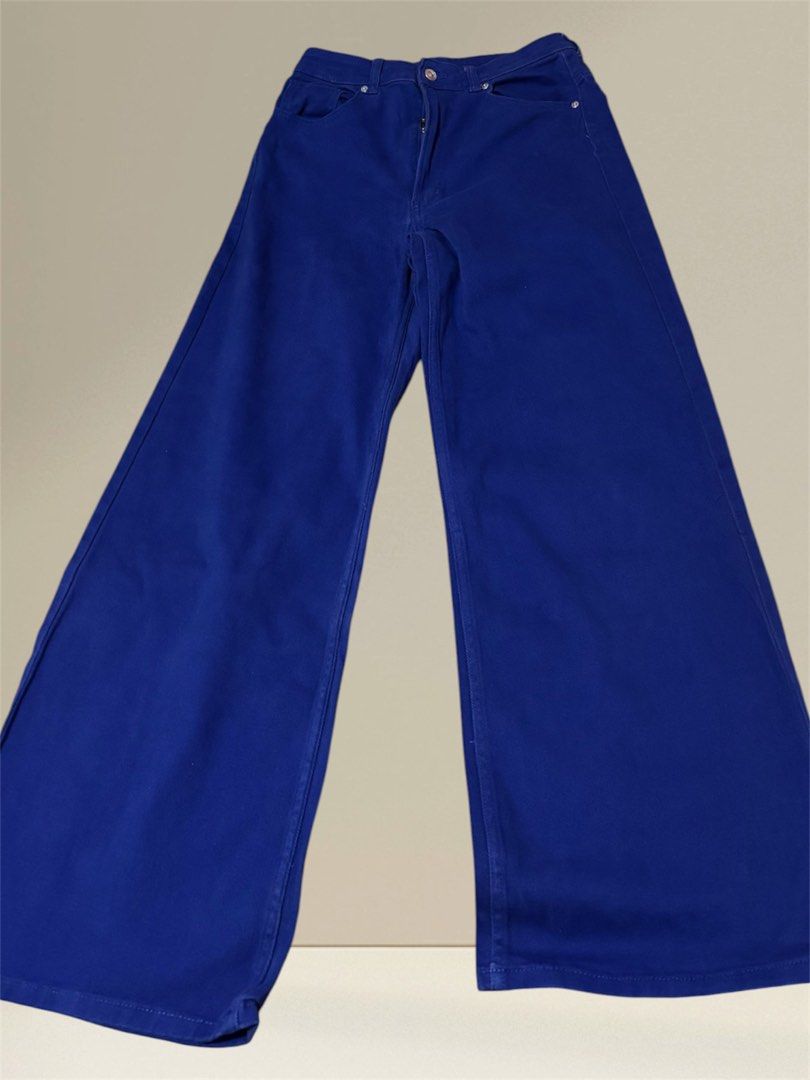 H&M jeans (Category: Jeans) located in Pasig City. Submitted by burtonxxx (Listing ID 1466666434, Image 1). Description: Size 28. Can fit 28-29 Waist 14 Rise 12 Hips 18/19 Length 40 Inseam 27 Leg op/ hem 10 High waist Wide leg Soft denim.