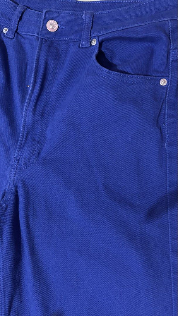 H&M jeans (Category: Jeans) located in Pasig City. Submitted by burtonxxx (Listing ID 1466666434, Image 3). Description: Size 28. Can fit 28-29 Waist 14 Rise 12 Hips 18/19 Length 40 Inseam 27 Leg op/ hem 10 High waist Wide leg Soft denim.