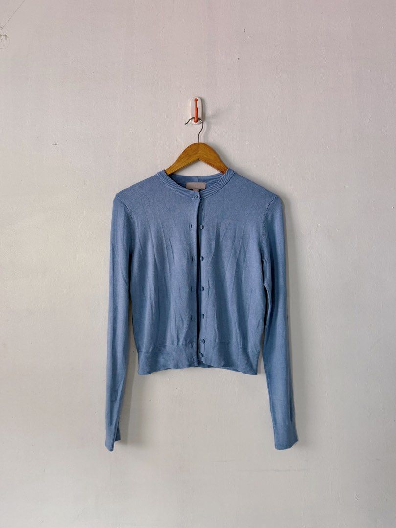 H&M Knitted Cardigan (Category: Longsleeves) located in Taguig. Submitted by angellicaaaa_ (Listing ID 1466681972, Image 1). Description: - Small to medium size, slightly stretchable - H&M brand - NO COD.